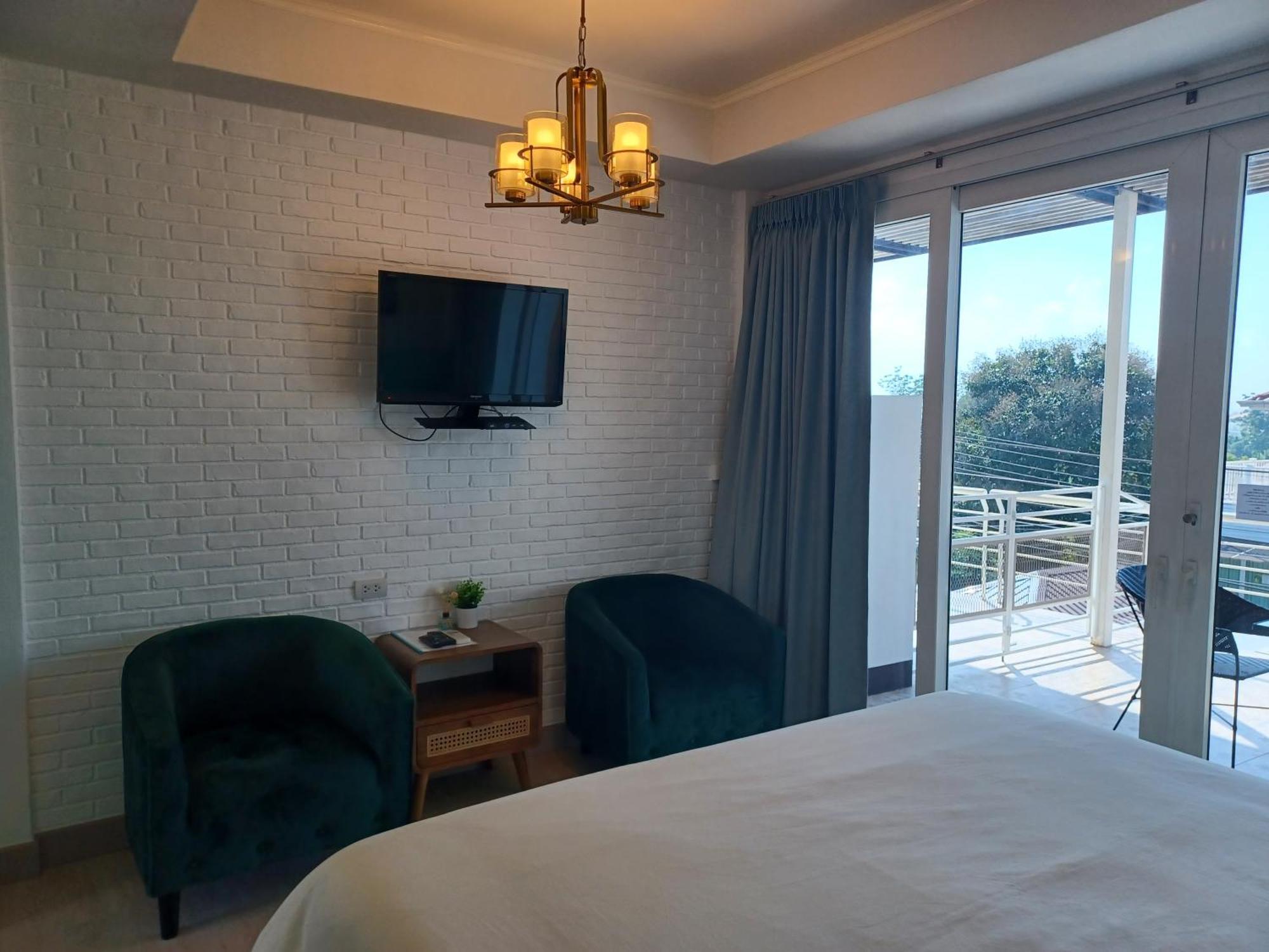 Koh Larn Riviera Hotel Exterior photo